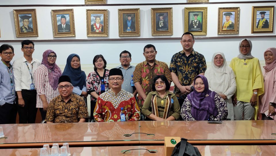 foto-bersama-pelantikan-kepala-lp2m-uma