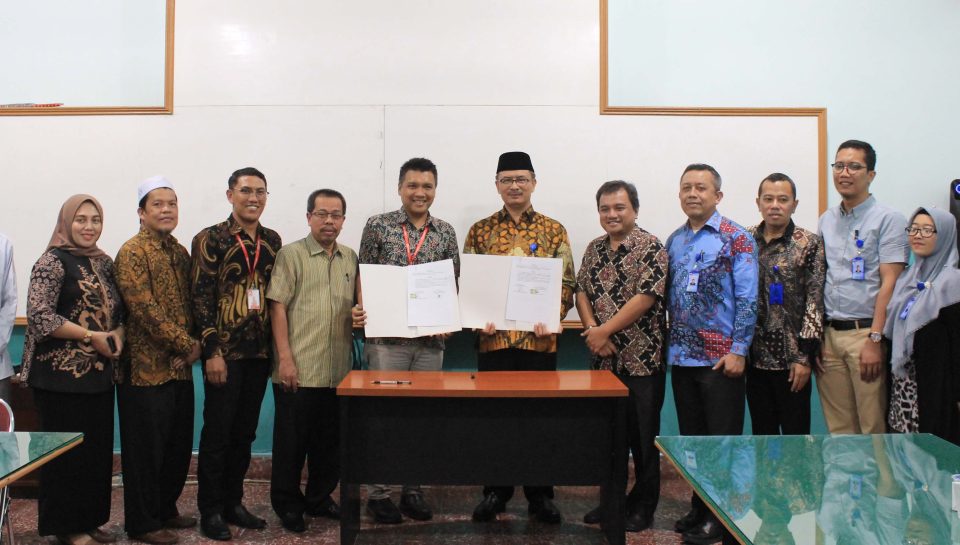 foto-bersama-penandatanganan-mou-uma-dengan-pt-midi-utama-tbk