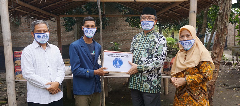 rektor-uma-peduli-memberikan-bantuan-sembako-bagi-mahasiswa-akibat-wabah-virus-covid-19